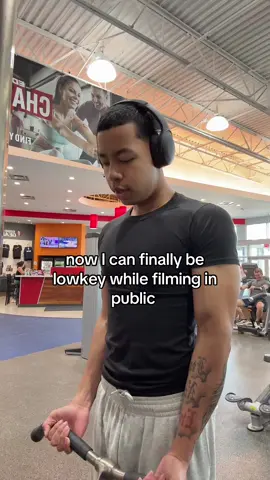 Most useful thing I’ve ever owned #filmtips #filminginpublic #magneticholder #gym #tripod #creatorhacks 