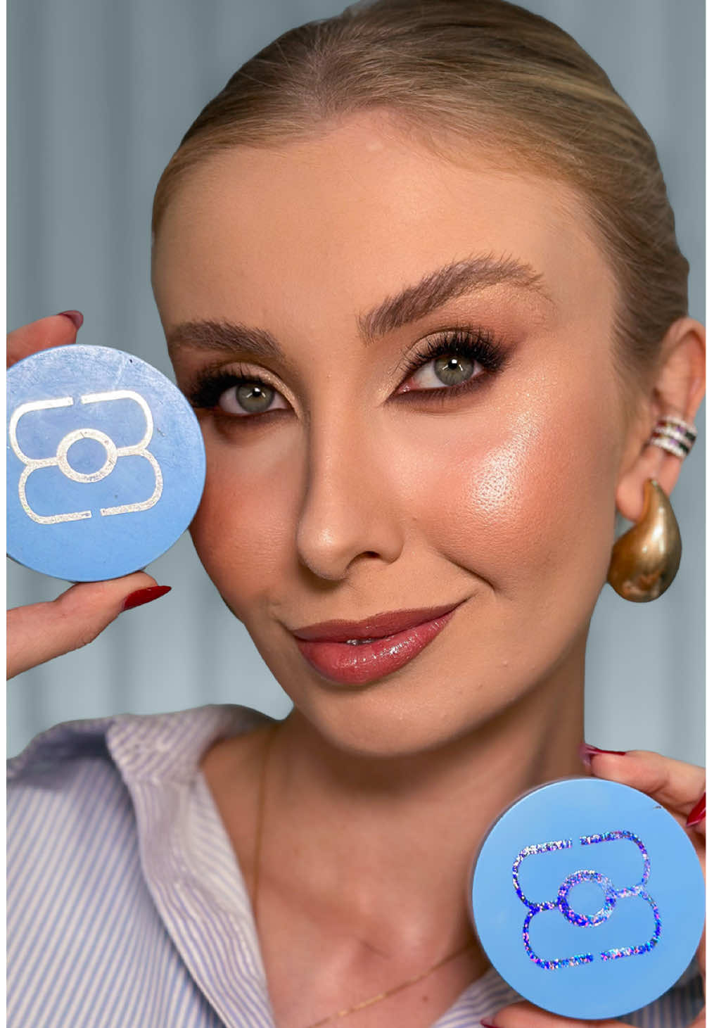 Temos novidade de @mariamargaridaoficial: o MargariLock Neutralizer! Ele é um pó finalizador com subtom frio/azulado, que vem com a proposta de neutralizar bases que tenham o subtom amarelado/alaranjado. E o melhor: neutraliza e ainda deixa a maquiagem super resistente e à prova d’água! Aproveitem e Maria Margarida está com frete grátis nas compras acima de R$189 para capitais e R$250 para interiores! Conteúdo patrocinado | #Maquiagem #MariaMargarida #MargariLockNeutralizer #Colorimetria