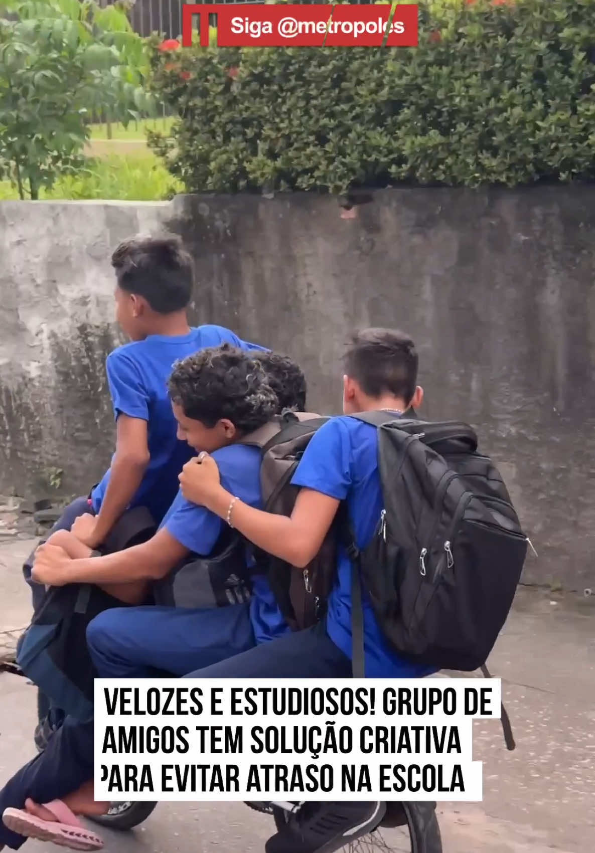 😂🚲 Um grupo de #amigos se esforçaram para não chegar atrasado na #escola. No improviso, dividiram uma única #bicicleta e o momento de improviso foi diversão garantida para eles. A cena conquistou os internautas: 