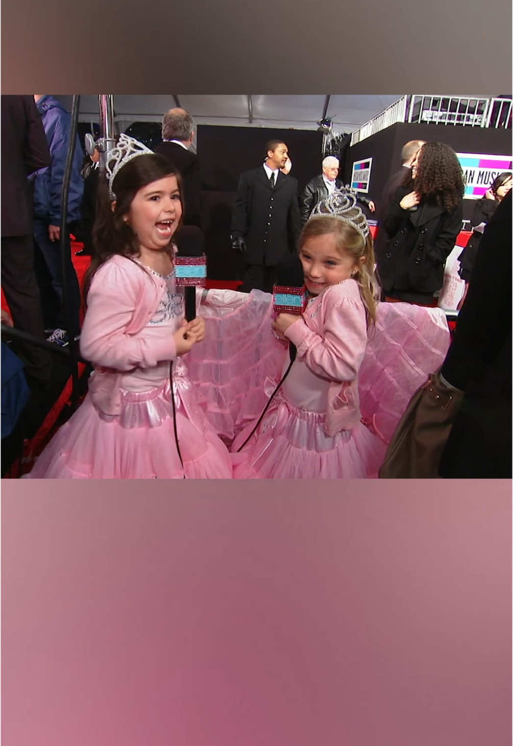 Sophia Grace and Rosie hit the red carpet. 🤣💖 #thellenshow #throwback #sophiagraceandrosie #ama #redcarpet 