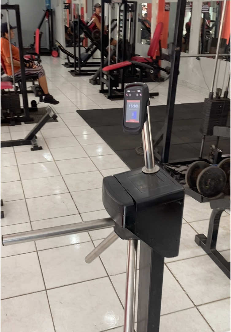 Mais um leitor Facial sendo instalado ✅ Control Id mais catraca mecânica 🙅🏻‍♂️#academia 