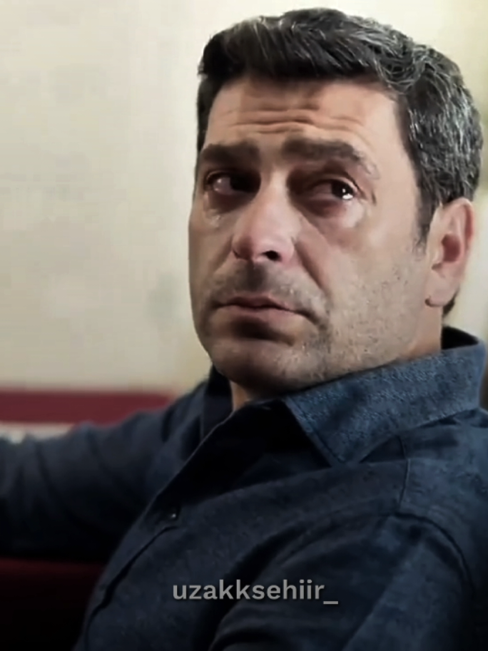 OZAN AKBABA OYUNCULUĞU DİYE BİR ŞEY VAR VE MÜKEMMEL ADAM OYNAMIYOR YAŞIYOR GÖZYAŞINI SİLDİĞİ YERDE BİTTİM SANKİ BU BÖLÜM KÜÇÜK ÇOCUĞUN ELİNDEN OYUNCAĞI ALINMIŞ GİBİYDİ  #ozanakbaba #cihanalbora #uzaksehir #uzakşehiredit  #uzakşehir #alyaalbora #boranalbora #albora #cihal #sinemünsal 