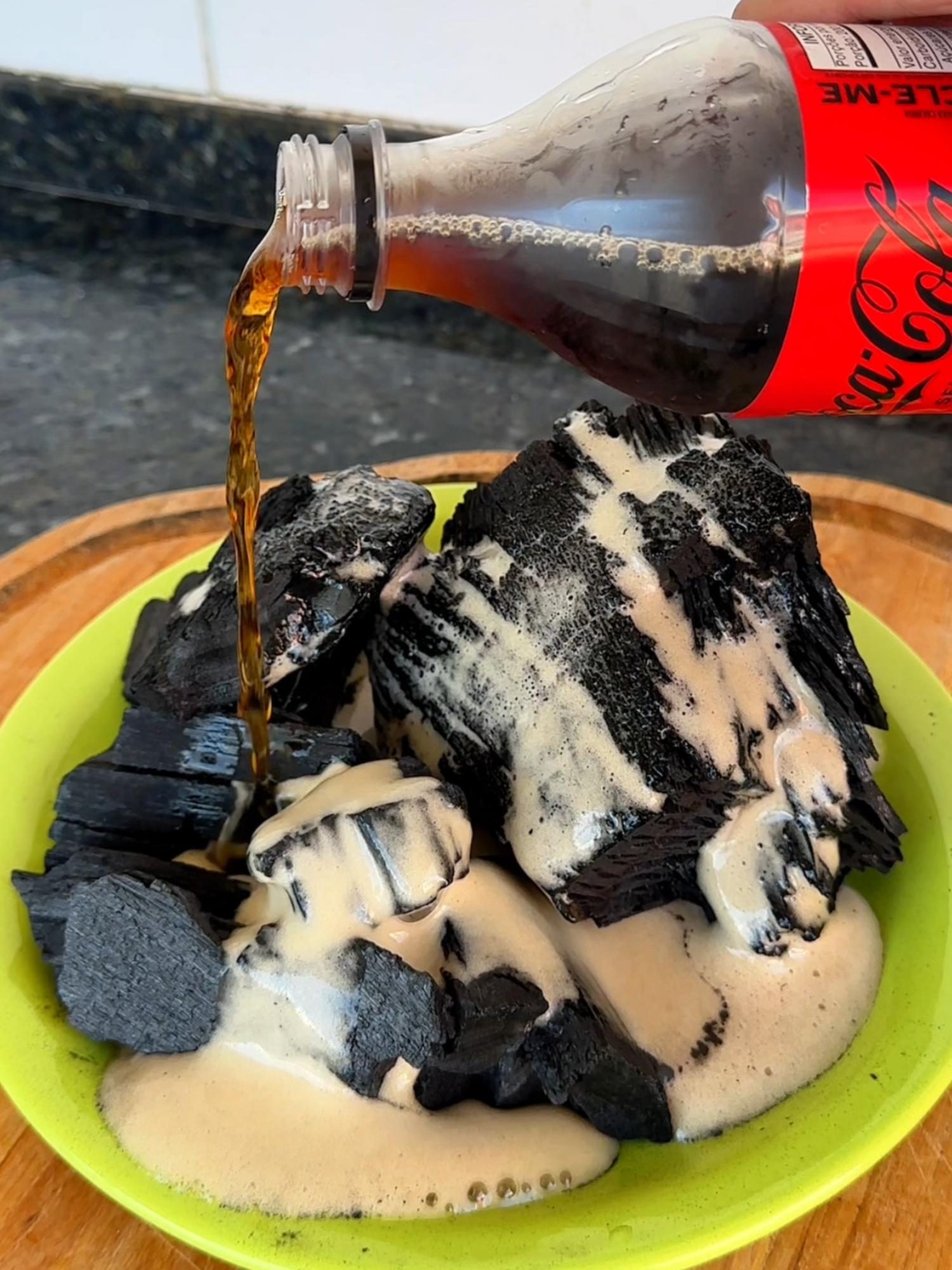 Mix Coca-Cola and charcoal – the result will leave you speechless! #LIFEHACKS #HOMEHACKS #cleaninghacks #tipsandtricks