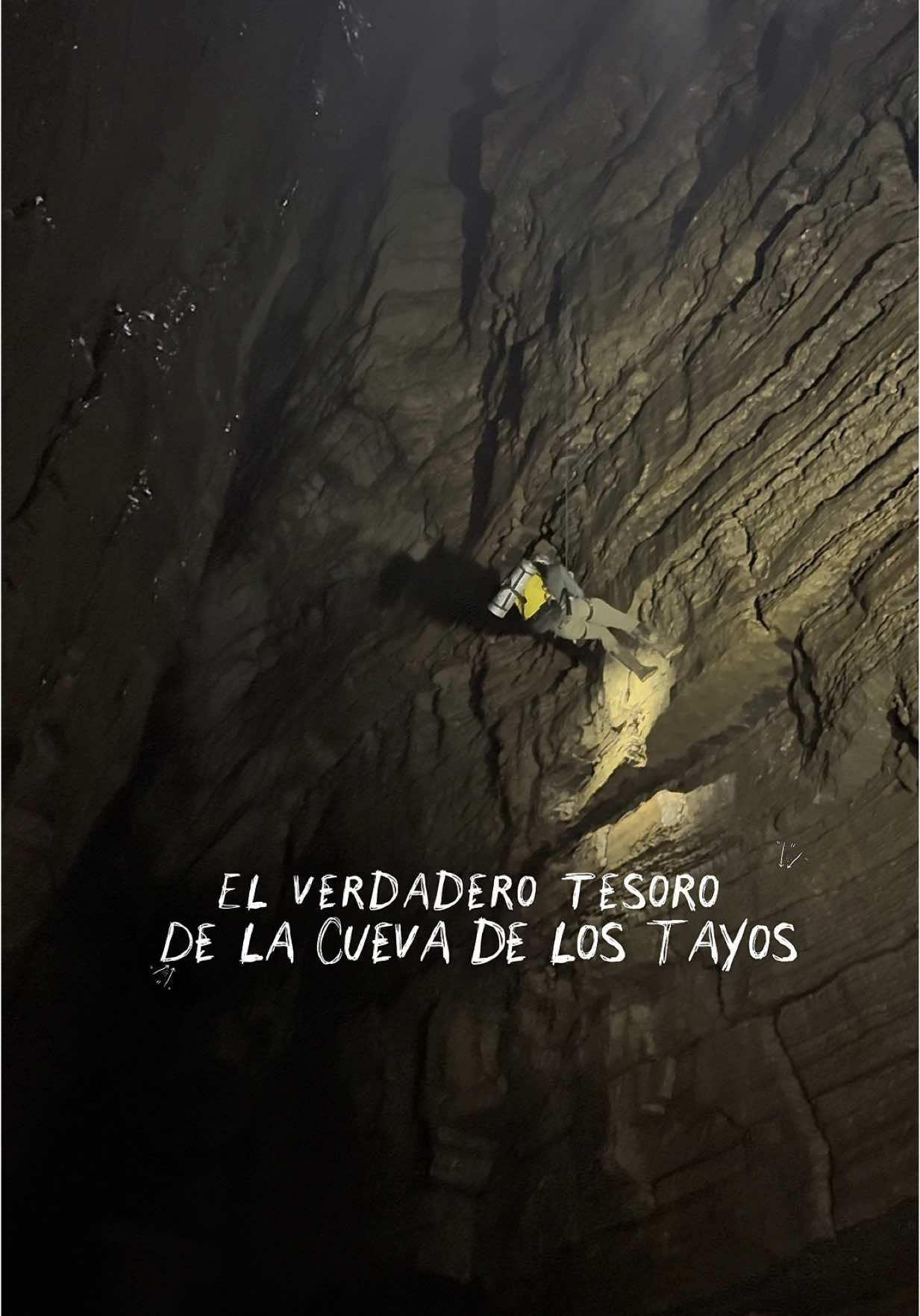 Hay un verdadero tesoro dentro de la Cueva de los Tayos que va más allá de lo evidente o de las teorías de las que muchos hablan, esta en su energía y esencia esa que solo puede explicarla quien mira a este templo natural desde su cosmo visión, hoy te cuento por qué para mí es un tesoro, dale like y comparte este video para la segunda parte donde te cuento todos los detalles de esta travesía que no es para todo el mundo @Viaja Ecuador  . #ecuador #dejadeserextranjeroentutierra #viajaecuador #tayoscavexperience #cuevadelostayos #primeroecuador #parati #foryou