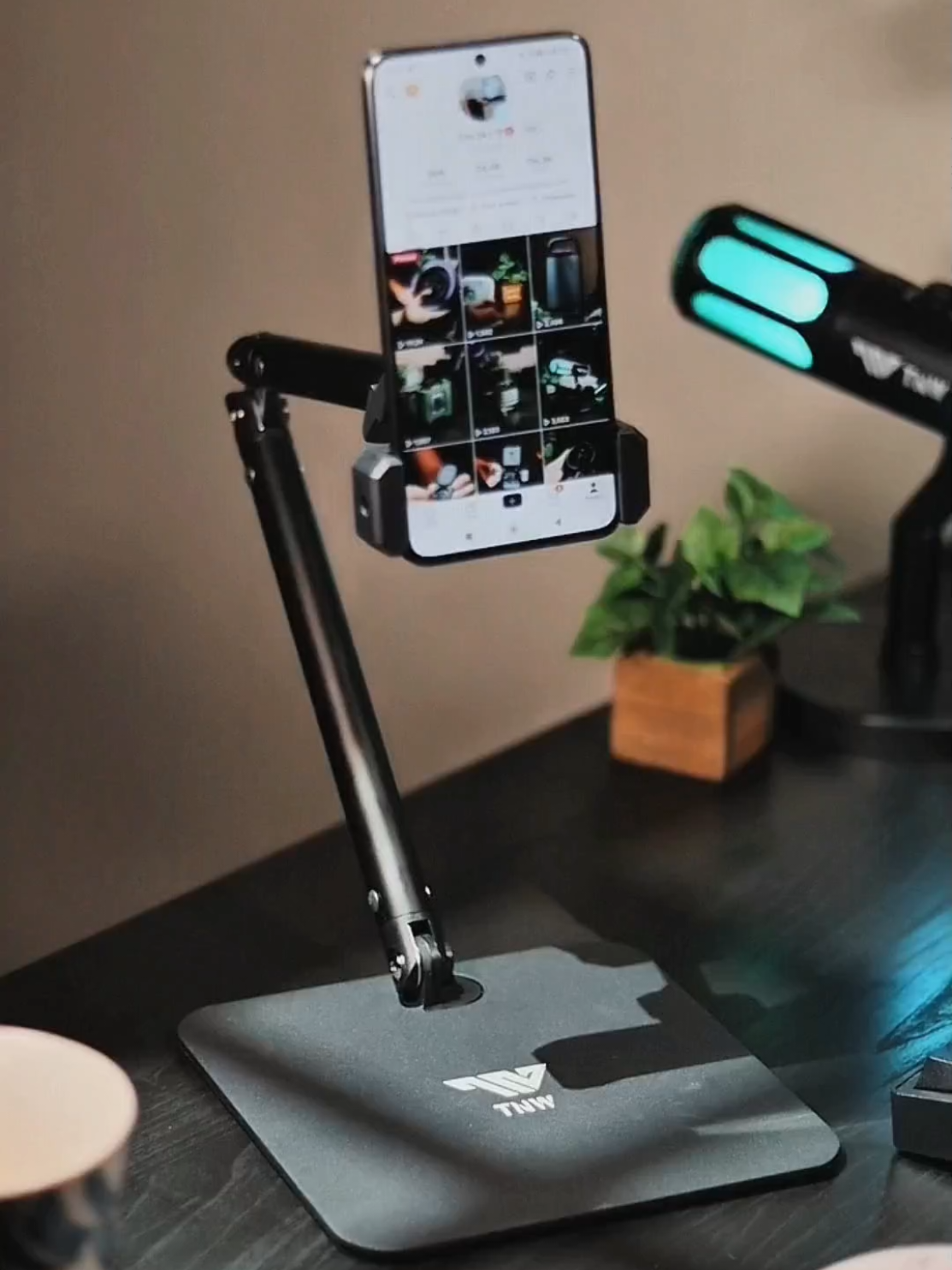 Durable aluminum alloy, adjustable height, and foldable design. The TNW H25 is versatile & reliable. #TNWH25 #TabletStand #PhoneStand  #HeightAdjustable #FoldingStand #AluminumAlloy #LiveStream #LiveShoot #MobileFilming #ContentCreation #TechAccessories #GadgetAccessories 