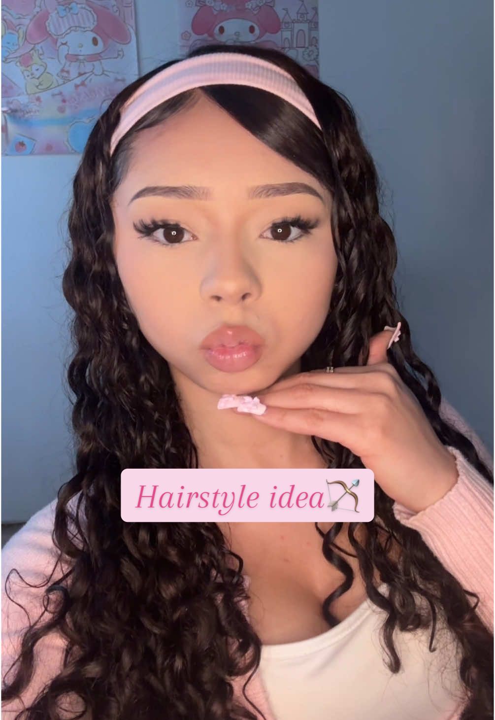 Curly hairstyle idea 🩰 #curls #hairstyle #pink #foryoupage #beauty #curlyhairstyles #viral #foryou #xyzbca #girly 