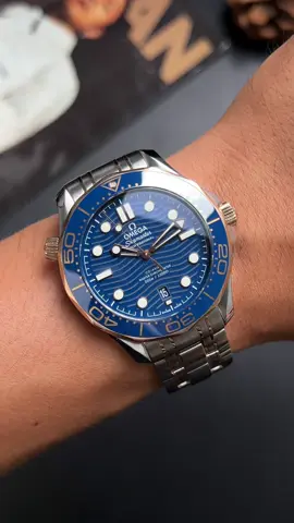 Chào mừng mùa hè rực rỡ cùng Omega Seamaster 300M 42mm Automatic Men’s Watch 210.20.42.20.03.002 – tuyệt phẩm vừa cập bến tại Đồng Hồ Phố! Lấy cảm hứng từ sắc xanh thẳm của đại dương, mẫu đồng hồ này kết hợp hoàn hảo giữa thép không gỉ và vàng Sedna™ 18K, tạo nên vẻ ngoài sang trọng và mạnh mẽ. Mặt số gốm xanh với họa tiết sóng biển được khắc laser tinh xảo, cùng kim và cọc số bằng vàng Sedna™ phủ Super-LumiNova, mang đến khả năng hiển thị rõ nét trong mọi điều kiện ánh sáng. Được trang bị bộ máy OMEGA Master Chronometer Calibre 8800, chiếc đồng hồ này không chỉ đảm bảo độ chính xác cao mà còn khả năng chống từ lên đến 15.000 gauss, cùng khả năng chống nước ở độ sâu 300 mét – lý tưởng cho những chuyến phiêu lưu dưới nước.  Hãy để Omega Seamaster 300M trở thành người bạn đồng hành đáng tin cậy trong mùa hè này, cùng bạn khám phá những chân trời mới!  ##omega##omegaseamaster##seamaster300##luxury##luxurywatch##Donghopho##donghochinhhang