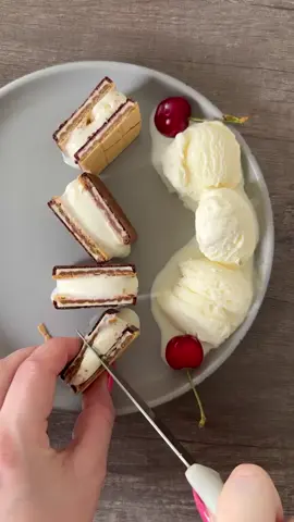 הפתרון המושלם לקיץ! קסטה קינדר קארדס🍦🍦🍦🍦🍦 קינדר קארדס במילוי גלידת וניל או כל מילוי שאת אוהבים! בתאבון🤤🤤🤤🤤 #coralcakes🍰 #kinder #yum #Recipe