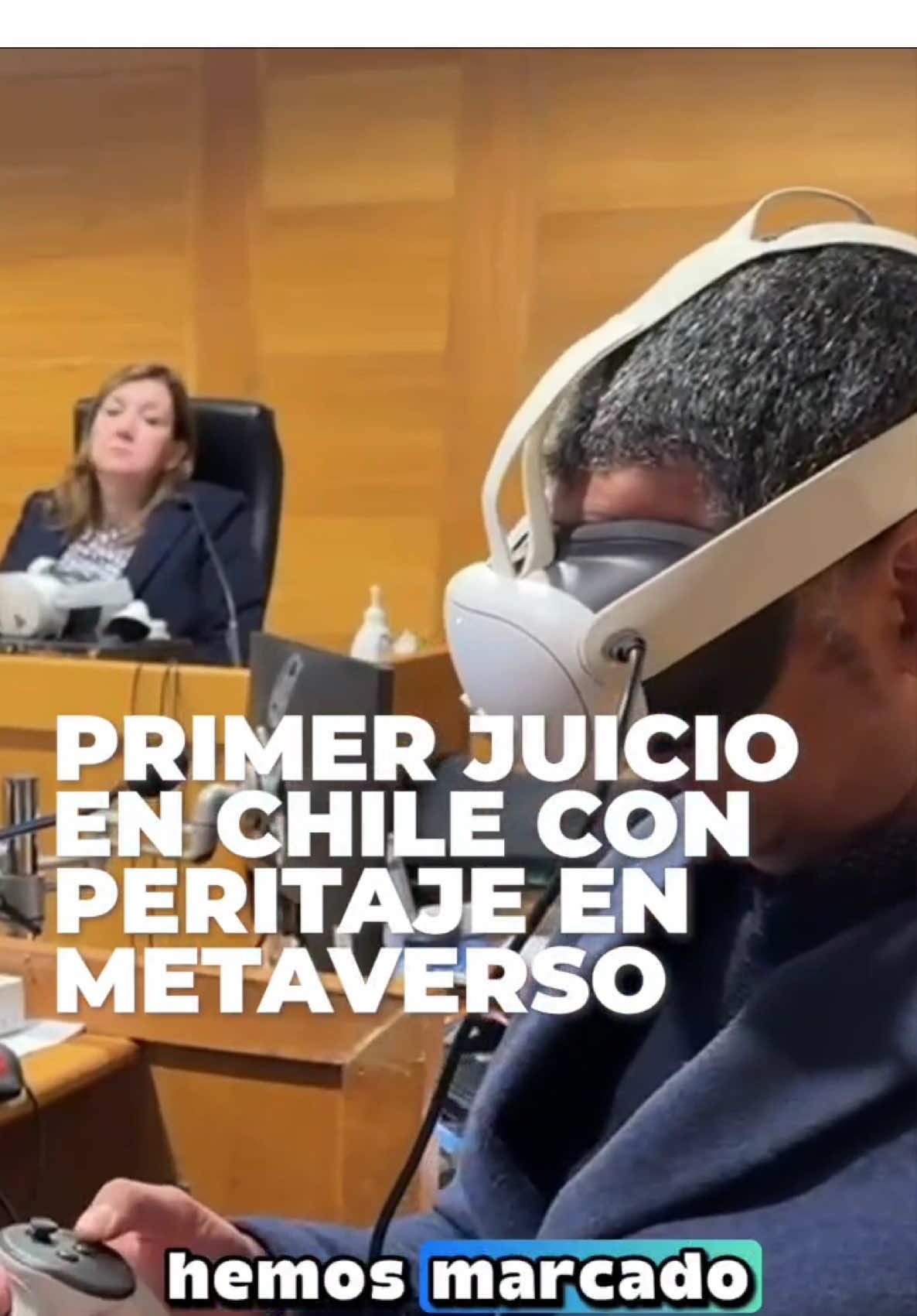 Hoy partió en Temuco el juicio contra 5 acusados del Tren de Aragua. Por primera vez en Chile, la Fiscalía presentó un peritaje en Metaverso: jueces y partes tuvieron oportunidad de recorrer el sitio del crimen en realidad inmersiva. 🕶️  #metaverso #TrenDeAragua #Chile #Justicia #innovacion #RealidadVirtual #araucania 