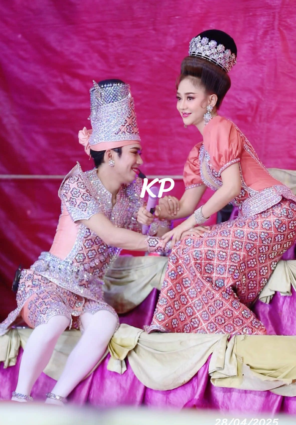 เมื่อห้ามไม่ได้ ก็ลุกเต้นไปด้วยกันไปเลย🤣 พี่นุ่นอย่างดื้อ น่ารักกกกกกก #นุนุ่น #นุ่นเนตรชนก #chanoknet_n #นุกฤษฎาบารมี #รุ่งฟ้ากฤษฎาบารมี #ลูกเขยซ่าพ่อตาแสบ_นครปฐม (28/04/2025) 