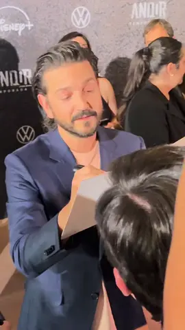 Vi a Diego Luna en la presentación de Andor en México… y sí, está aún más guapo en persona 😮‍💨✨ #andor #starwars 