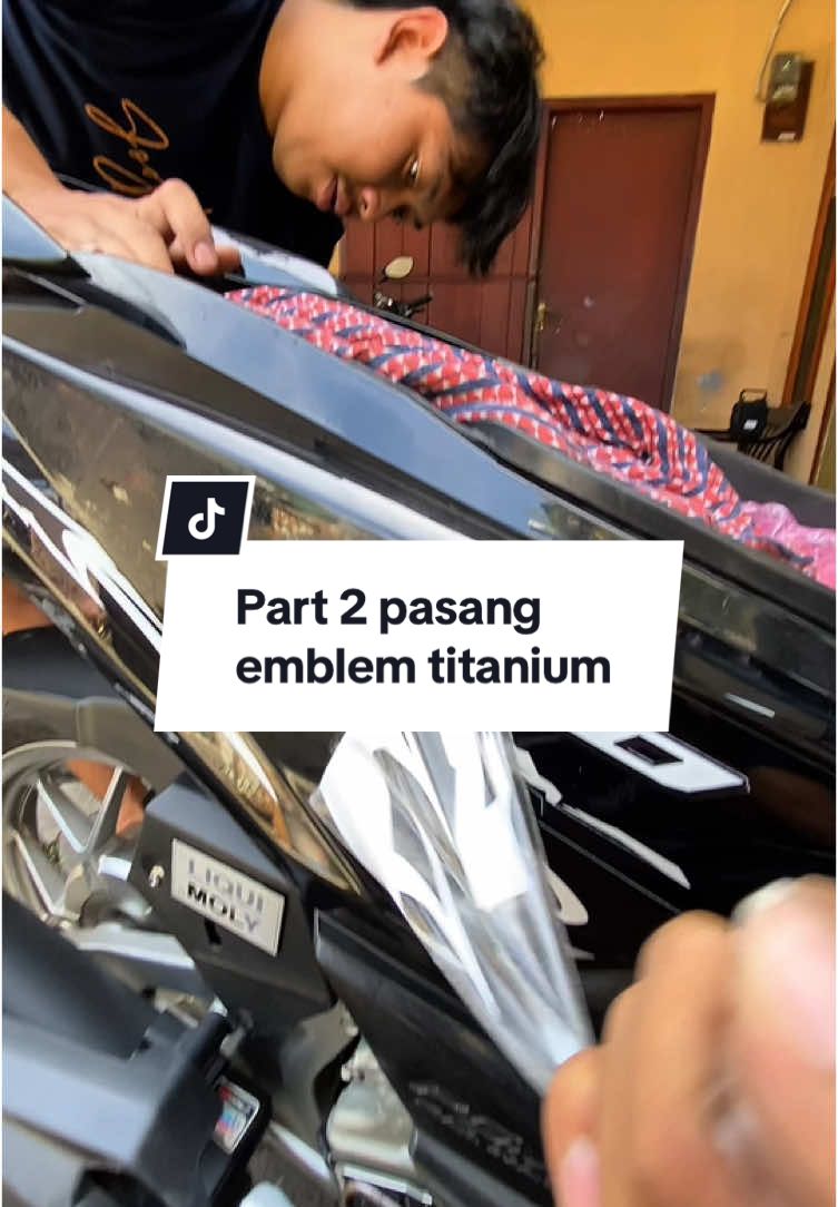 Project pasang emblem titanium di motor vario led old, gimana lebih cakep pake striping atau emblem titanium?  #emblemtitanium #variomodifikasi #vario150 #stripingmotor #stripingvario 