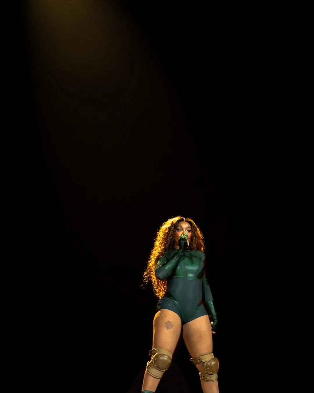 New photos of SZA with Kendrick Lamar on Grand National Tour.  30 for 30 — SZA (with Kendrick Lamar)