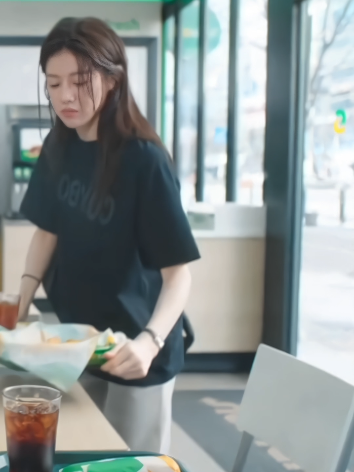 cổ đẹp mà style của cổ cũng xịn nữa 🐰✨️✨️ #residentplaybook #residentplaybookkdrama #언젠가는슬기로울전공의생활 #hospitalplaylist #goyoonjung #kudowon #jungjoonwon #ohyiyeong #fyp 
