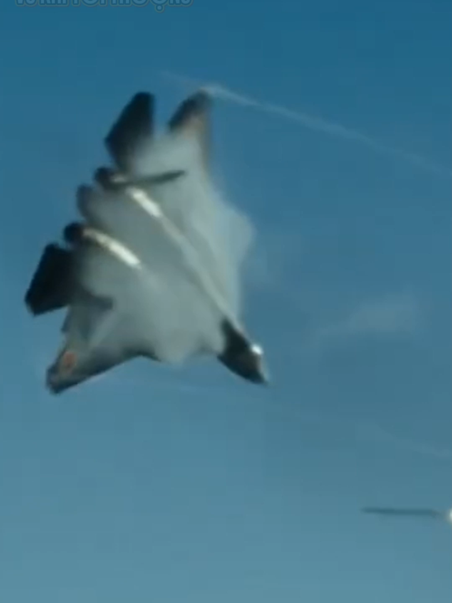 LÁ VÀNG RƠI… nhưng là SU-57! 🍂✈️#vũkhíquânsự #máybaychiếnđấu #SU57