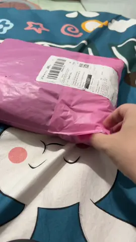 Áo khoác chống nắng Umi Su cao cấp áo nữ dày dặn,from dài xoè trẻ trung chống uv vải đanh mát, vải đẹp may kĩ- SHIERSHOP Top Women Jacket *1.Mô tả chi tiết -Chất Umi Su dày dặn cao cấp. -Nón áo có 2 lớp -Tay áo có xỏ ngón che nắng. -Khóa kéo cao kín cổ. -Có túi trong đựng điện thoại cỡ lớn. -Form lửng nhẹ, mặc thoải mái không kén dáng nhé khách em. *2.Hướng dẫn sử dụng: Giặt máy ở chế độ nhẹ, nhiệt độ thường. -Giặt với sản phẩm cùng màu. -Không ngâm lâu trong xà phòng. -Không sử dụng hóa chất tẩy. -Phơi mặt trái của áo và phơi trong bóng râm. -Hạn chế sấy áo. -Là áo ở nhiệt độ thường. *3.Chính sách đổi trả: -Sản phẩm mới còn nguyên tem nhãn mác, bao bì sản phẩm. -Sản phẩm không bị dơ bẩn, chưa giặt, chưa qua sử dụng, chưa qua sửa chữa. -Đổi sang sản phẩm mới hoặc đơn hàng mới có giá trị lớn hơn hoặc bằng giá trị đơn hàng đã mua. -Sản phẩm giao nhầm hoặc bị lỗi do vận chuyển và do nhà sản xuất.  =>Lưu ý : Nếu bạn gặp bất cứ vấn đề gì về sản phẩm, xin đừng vội đánh giá, hãy liên hệ lại ngay với SHIERSHOP để được hỗ trợ một cách chu đáo nhất SHIERSHOP xin cảm ơn. #aokhoacchongnang #aokhoacxinh
