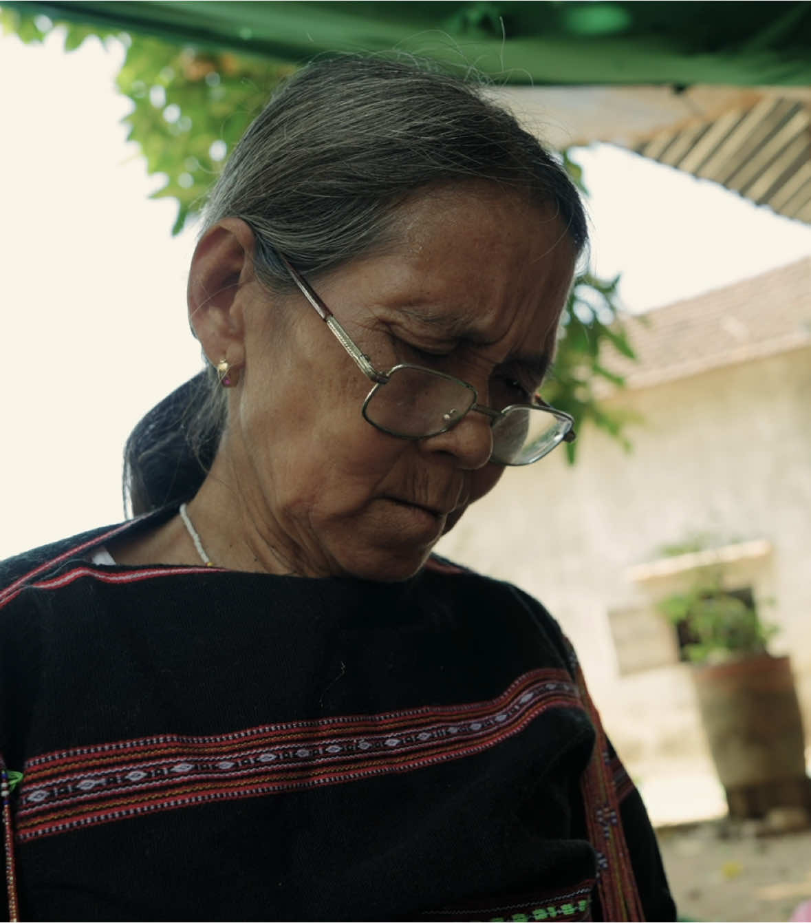 Dệt thổ cẩm không chỉ là kỹ thuật làm ra những tấm vải, mà còn là biểu tượng văn hóa truyền thống của cộng đồng Ba Na ở làng Hà Ri.  CÙNG MÌNH TÌM HIỂU VỀ MÀU SẮC TẠO MÀU TRONG NGHỆ THUẬT DỆT THỔ CẨM CỦA ĐỒNG BÀO BA NA TẠI LÀNG HÀ RI, XÃ VĨNH HIỆP, HUYỆN VĨNH THẠNH.#KiếnCinema #chill #dệtthổcẩmtruyềnthống 