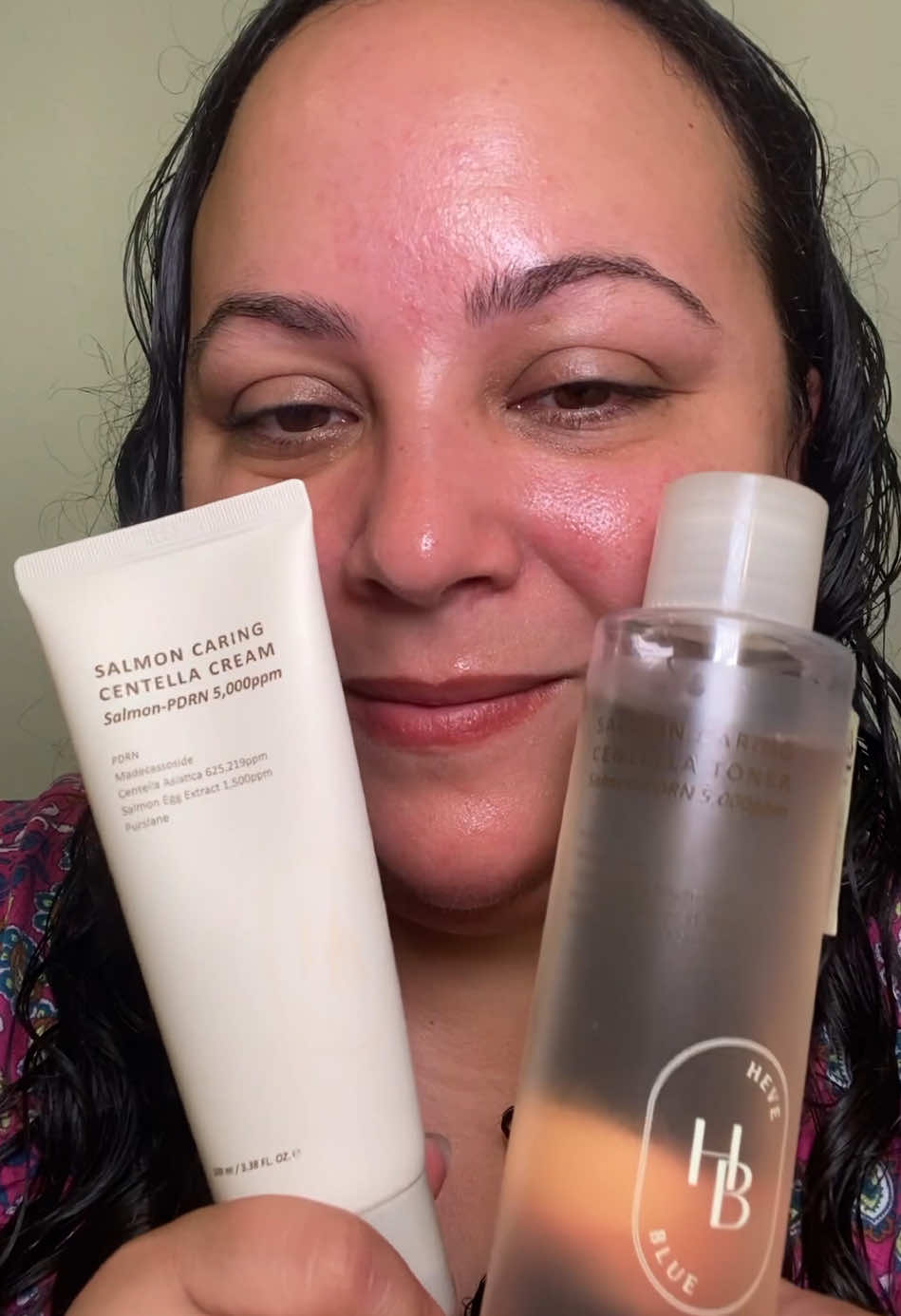 #Gifted  Trying out the two HEVEBLUE products that crashed Olive Young’s server and immediately ranked #1 after Olive Young launch. The Salmon Caring Centella Toner - Salmon PDRN; if you’re asking what is PDRN, it’s a rare and expensive ingredient that helps to repair the skin. The toner can be used on its own, or drench pads with the toner to create a customized mask.  The Salmon Caring Centella Cream - Salmon PDRN has a stretchy texture to it. Helping to hydrate the skin. Penetrating through skin laters for ultimate hydration.  What you are left with is glowy, healthy, plump, hydrated skin.  #HEVEBLUE #KBeauty #Skincare #Hydration @Heveblue @heveblue.cosmetic @Heveblue Cosmetics @nurilounge.us 