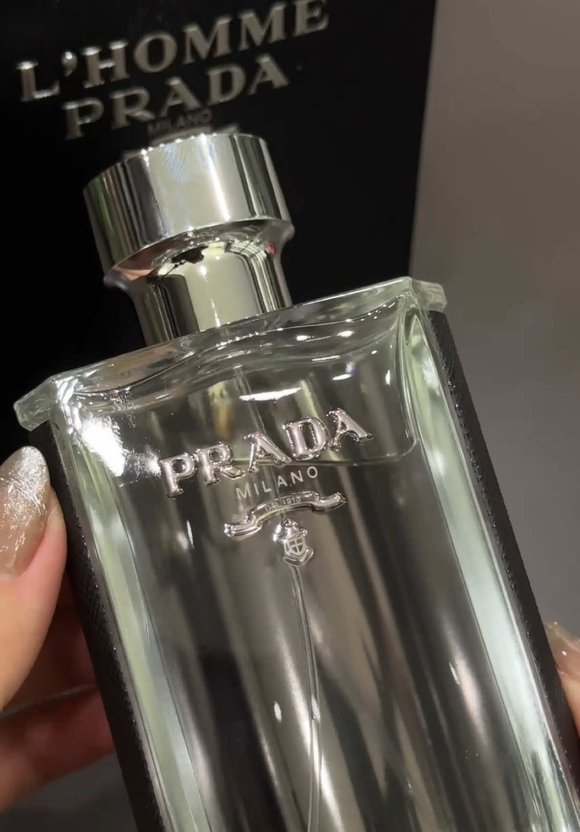Khi thanh lịch không chỉ nằm trên bộ suit - Prada L’Homme. Mở đầu bằng chút cay nồng của tiêu đen, lướt qua sắc hoa thanh mát của iris và violet, rồi khẽ để lại lớp nền gỗ ấm áp, sang trọng, mùi hương của một người đàn ông biết mình là ai. #annora #annoravn #prada #pradalhomme #unboxing #perfume #perfumetiktok #asmr #fyp #review #beauty #nuochoa #nuochoachinhhang #nuochoanam #nuochoanu #xuhuongtiktok #viral 