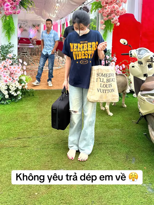 Có Makeup Artist nào cứ đi make là mất đôi dép như mình không 🤣🤣🤣