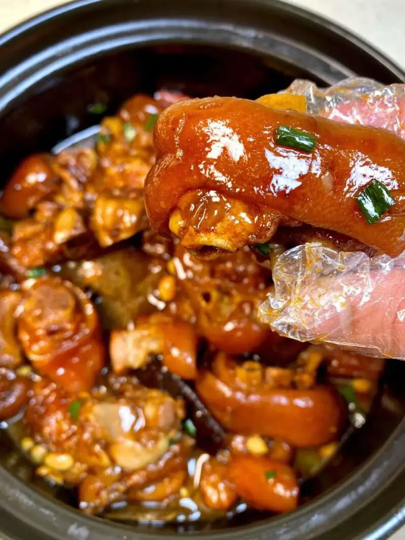 红烧猪蹄是一道色香味俱全的传统名菜，以猪蹄为主要食材，在川菜和粤菜中较为知名。其成品色泽红润，口感软糯，肥而不腻，味道浓郁，香气扑鼻 #Recipe #FoodTok #Cooking #Mukbang #美食 #TikTokFood 
