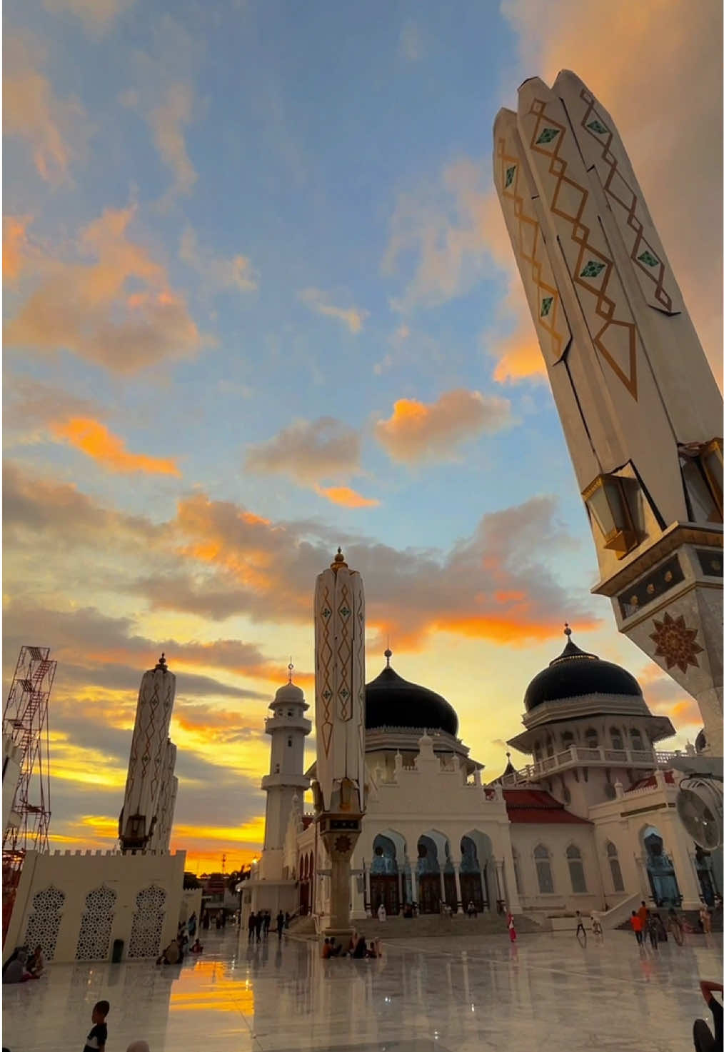 perfect combination🫶🏽 #mesjidrayabaiturrahman #fyp #sunsetvibes 