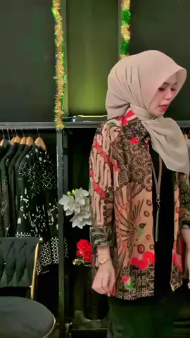@Alisa Batik Solo @RohmahNaa #foryou #fypage #trendingtiktok 