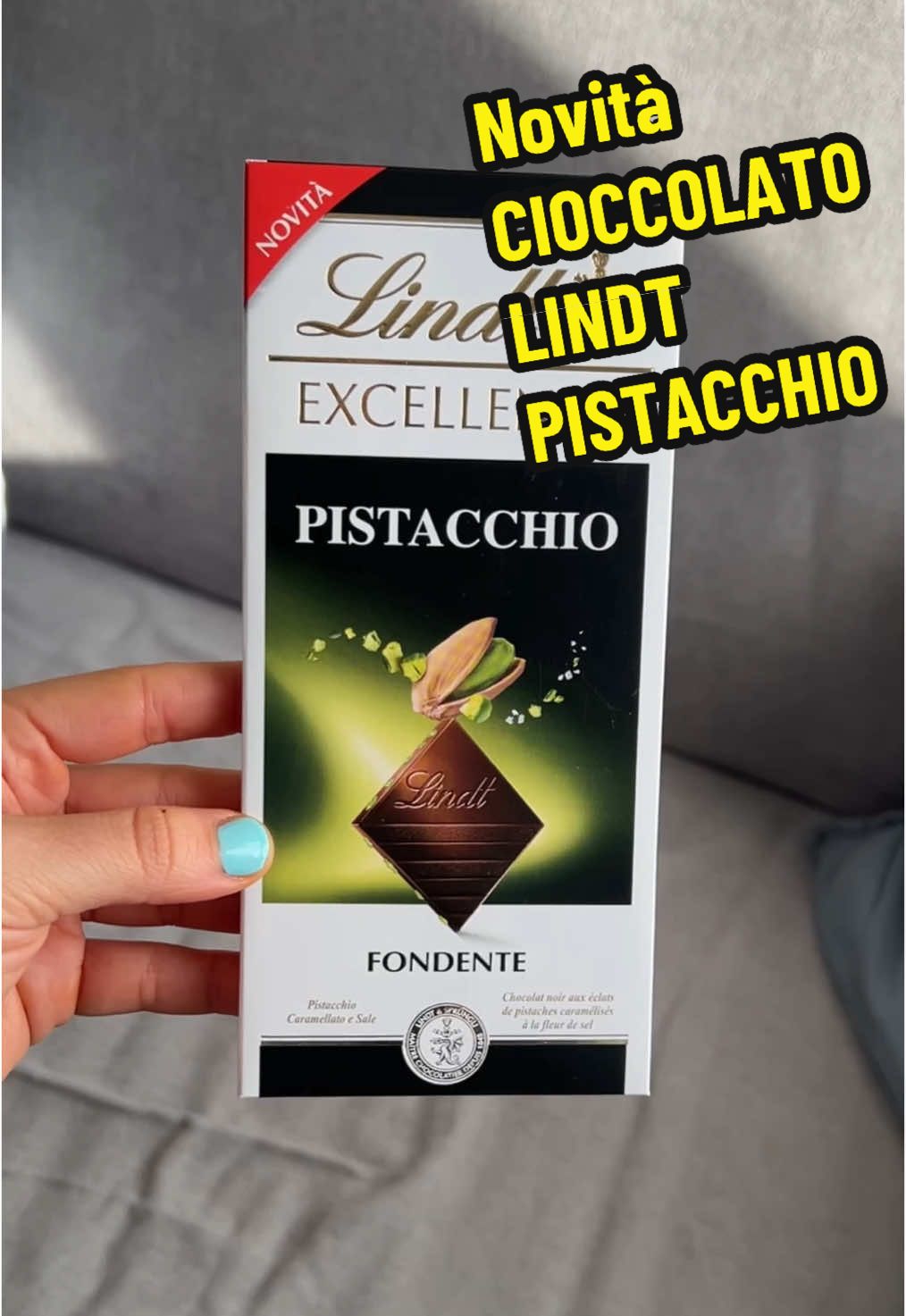 Recensiamo la novità Lindt cioccolato fondente pistacchio, linea excellence 😍  È una tavoletta fatta molto bene, non potevamo aspettarci di meno dalla Lindt.  L’accostamento cioccolato fondente e pistacchio sicuramente si sposa meglio rispetto al cioccolato al latte.  Si tratta di un pistacchio caramellato e sale. Questo sale smorza un po’ l’amaro del cioccolato e rende tutto molto armonico, esaltando ancora di più i pezzi di pistacchio croccanti all’interno del cioccolato. 🍫  Consigliato! 🩵 Altro che Dubai Chocolate…. Siamo ad un altro livello 😎 Tu che ne pensi?  #lindt #novita #pistacchio #lindtpistacchio #cioccolatopistacchio #lindtchocolate #chocolate #pistacchiolovers #cioccolatolindt #snack #merenda #spesaalsupermercato #consiglispesa #spacchettiamoinsieme #recensione #tavolettadicioccolato #dubaichocolate #lindtexcellence #cioccolato #cioccolatofondente  