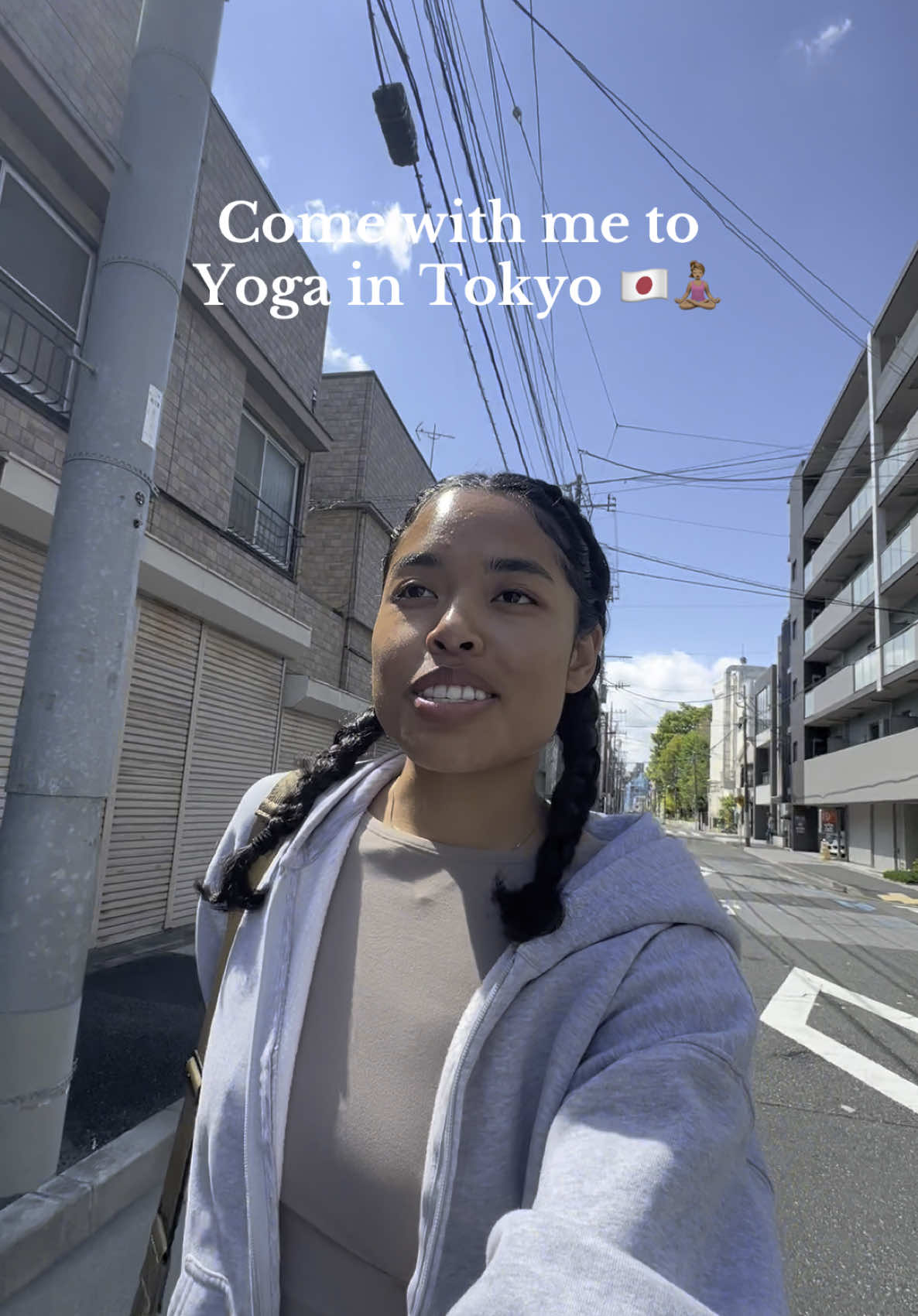Come with me to my Yoga class in Tokyo 🇯🇵🧘🏽‍♀️ This video is so chaotic but ya girl made it 🤣 #tokyotravel #japantiktok #blackgirljapan #yogaflow #blackgirlyoga #yogaprogress #yogajourney #yogatravel #yogainspo #yogagirl 