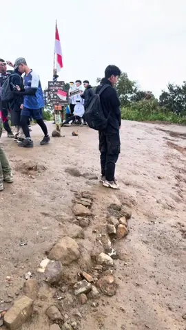 ngeri ni bocil wkwkwkwk,salut kalian keren cill 🔥🔥 #bocilfomo #fyp #cikuray #pendakifomo #atapjabar3078mdpl #beranda 