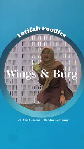 Butuh tempat nongkrong 24 jam? @WINGS AND BURG CAFE jawabannya! Menu beragam, kopi botolan siap serbu, tempat luas, dan pastinya kids friendly! Langsung meluncur ke seberang RS Budi Medika ya! ☕🍟✨ #cafelampung #coffeeshop #FoodTok #bandarlampung #cafe24jam 