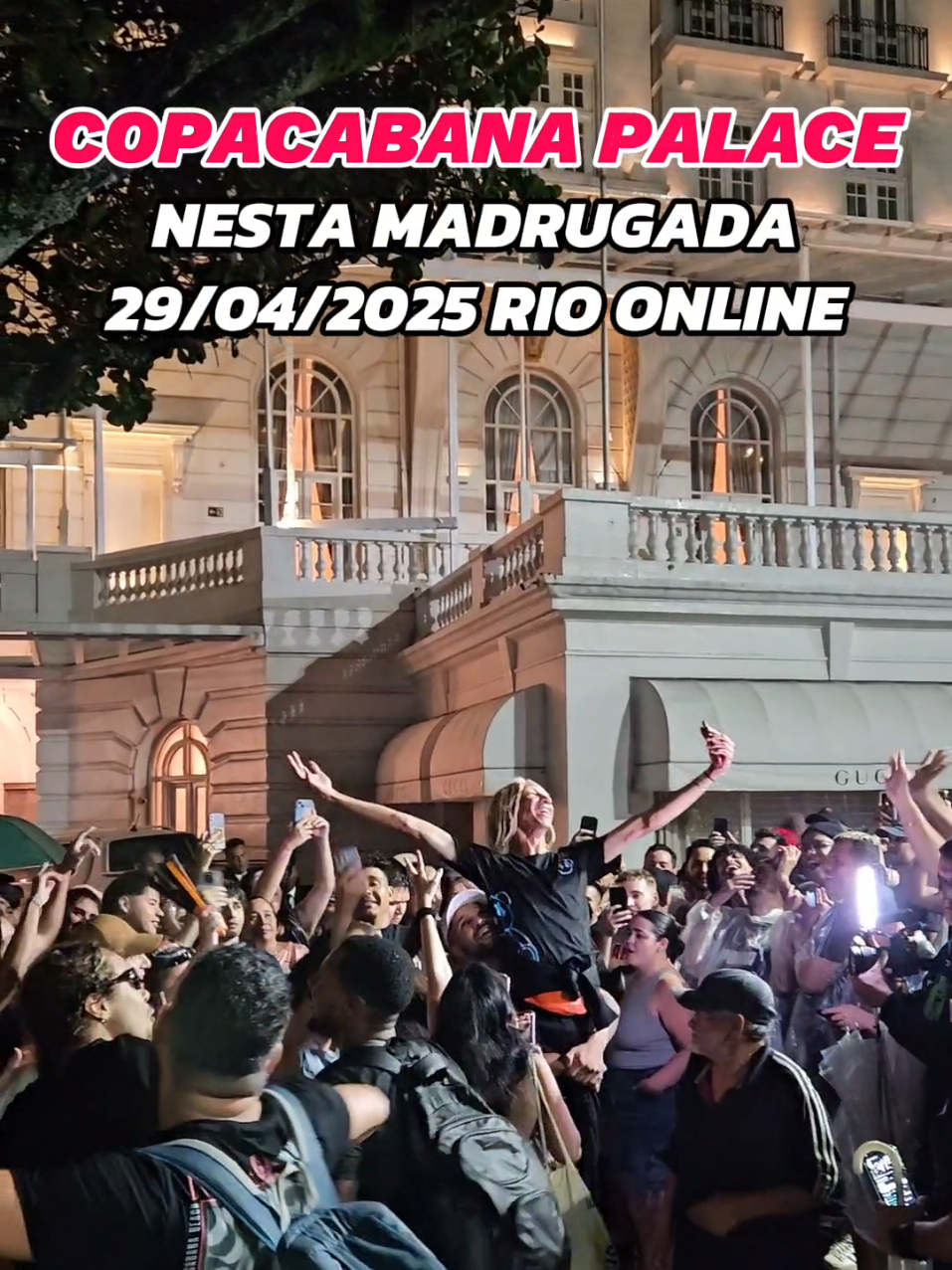 29/04/2025 02:15 da madrugada Lady Gaga desembarcou no aeroporto do Galeão RJ nesta madrugada. Agora os fãs estão aguardando ela chegar aqui no Copacabana Palace. #noticias #ladygaga #todomundonorio #rioonline #praiadecopacabana #copacabana #riodejaneiro #viagens #turismo #viagenspelobrasil 