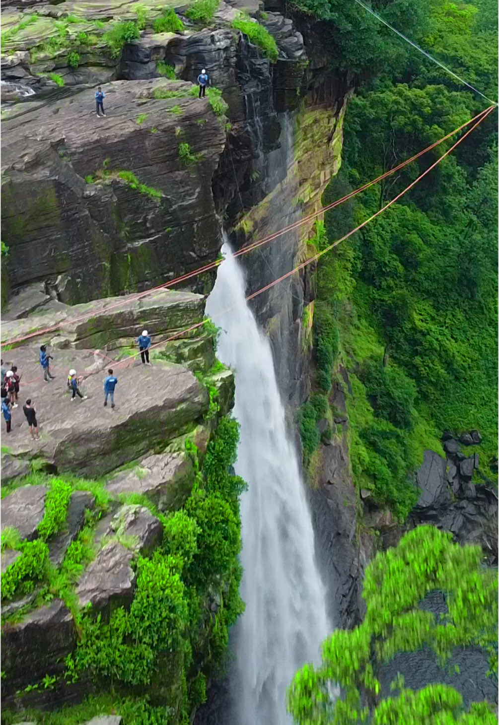 #lakshapana_waterfall😍🌪 #visitsrilanka🇱🇰 #themarvelsrilanka #thingstodoinsrilanka #ropejumpsrilanka #discoverwithtiktok_trailler🇱🇰_ #viral #bestplacetovisitsrilanka #adventuresrilanka #lakshapana #bucketlist #fyp #confidence #all #f #ropejumpsrilanka 