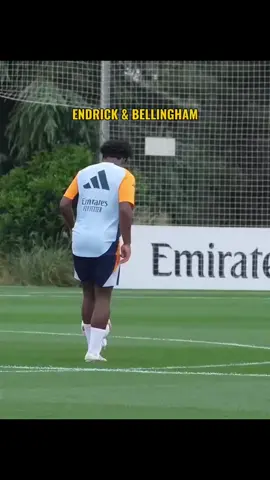 Him & crossbar 🤯🎩 #ronaldinho #football #video #viral #fyp 