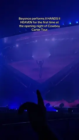 II HANDS II HEAVEN live for the first time ever and does the viral trend dance #cowboycartertour #beyonce 