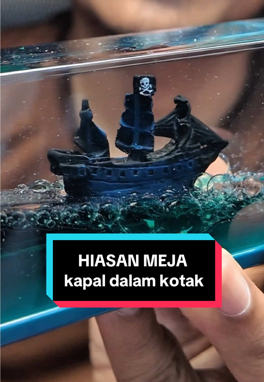 Replying to @itsruruhere dah ada design black pearl sekarang. Serius cantik betul antara design² yang lain. Gelap gelita kapal dia beb #mainananak #hiasanmeja #kapaldalamkotak 