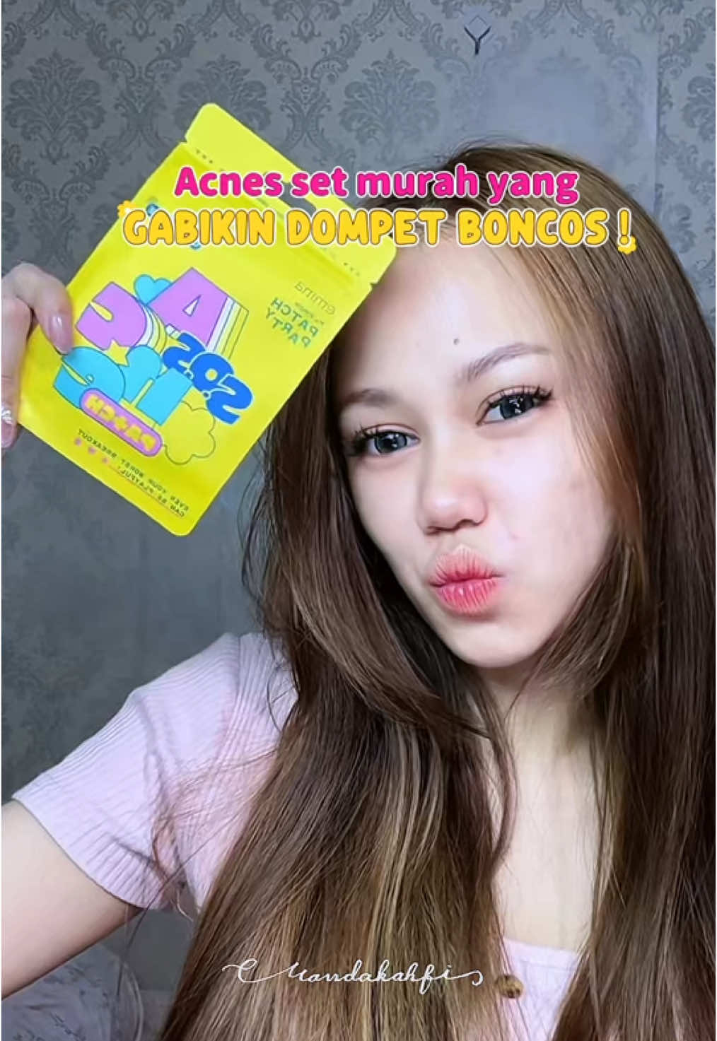 Males pake complexion dan ada jerawat? Jangan khawatir, ada solusi praktis untuk kamu! ✨ Coba pake acne patch dari @Emina Store ini deh, lebih praktis Jangan lupa skincarean malemnya pake moist water barrier gel ya!  #emina #moisturizeremina #moisturizerviral #acnepatchemina #acnepatch 