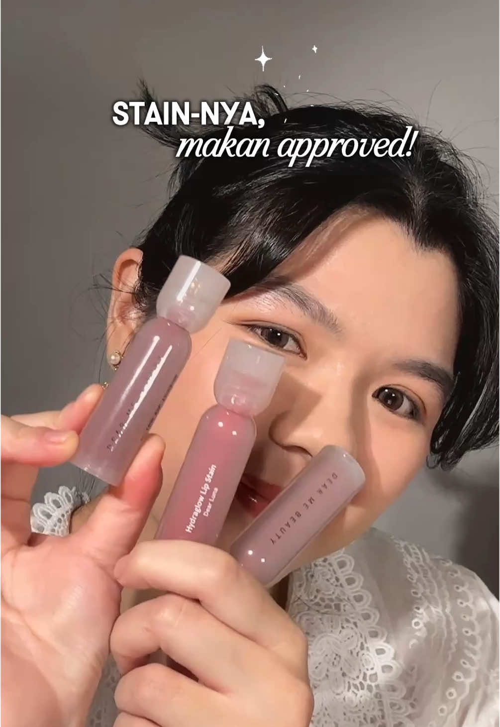 Kalau lip stain digosok micellar water tahan sih, udah biasa. Kalau dipakai makan nyisa? Dear Me Beauty Hydraglow Lip Stain yang bisa! Teksturnya gel, glossy finish, diratainnya mudah — sekali swipe langsung nutup seluruh bibir! Nah soal stain sih gausah ditanya, aman pol kecuali makan super berminyak ya sisanya tipis banget. Oh iya dia emang cenderung menggelap tapi pas dipakai tetep cantik sih warnanya. Kalian tertarik shade apa?  #dearme #lipstain #liptint #dearmebeauty  #liptintlokal #liptintviral #lipswatches  #reviewmakeup 