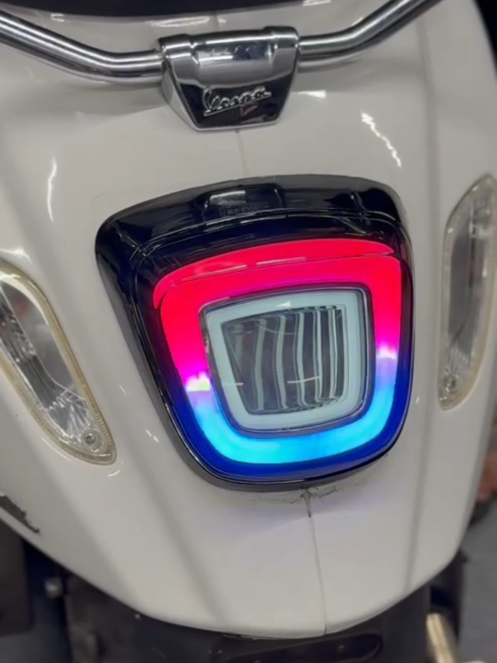 เธอโยกอยู่ในโฟล😀 #ไฟท้ายrgb #ไฟท้ายvespa  #vespa #mstvespashop 