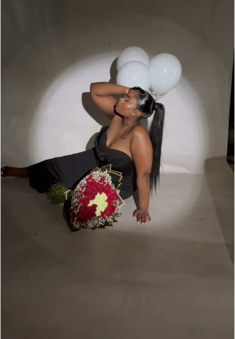 BTS moments @lenzhubphotographystudio. Hair @The Hair spot by Sammy⭐️🥰  makeup @Beauty_Room @theconsultant3 ♥️ #birthdayshoot #fyp #ootinspo #pretoriahairstylist #tembisamakeupartist #trendingsong #southafrica #photoshootday♥️ 