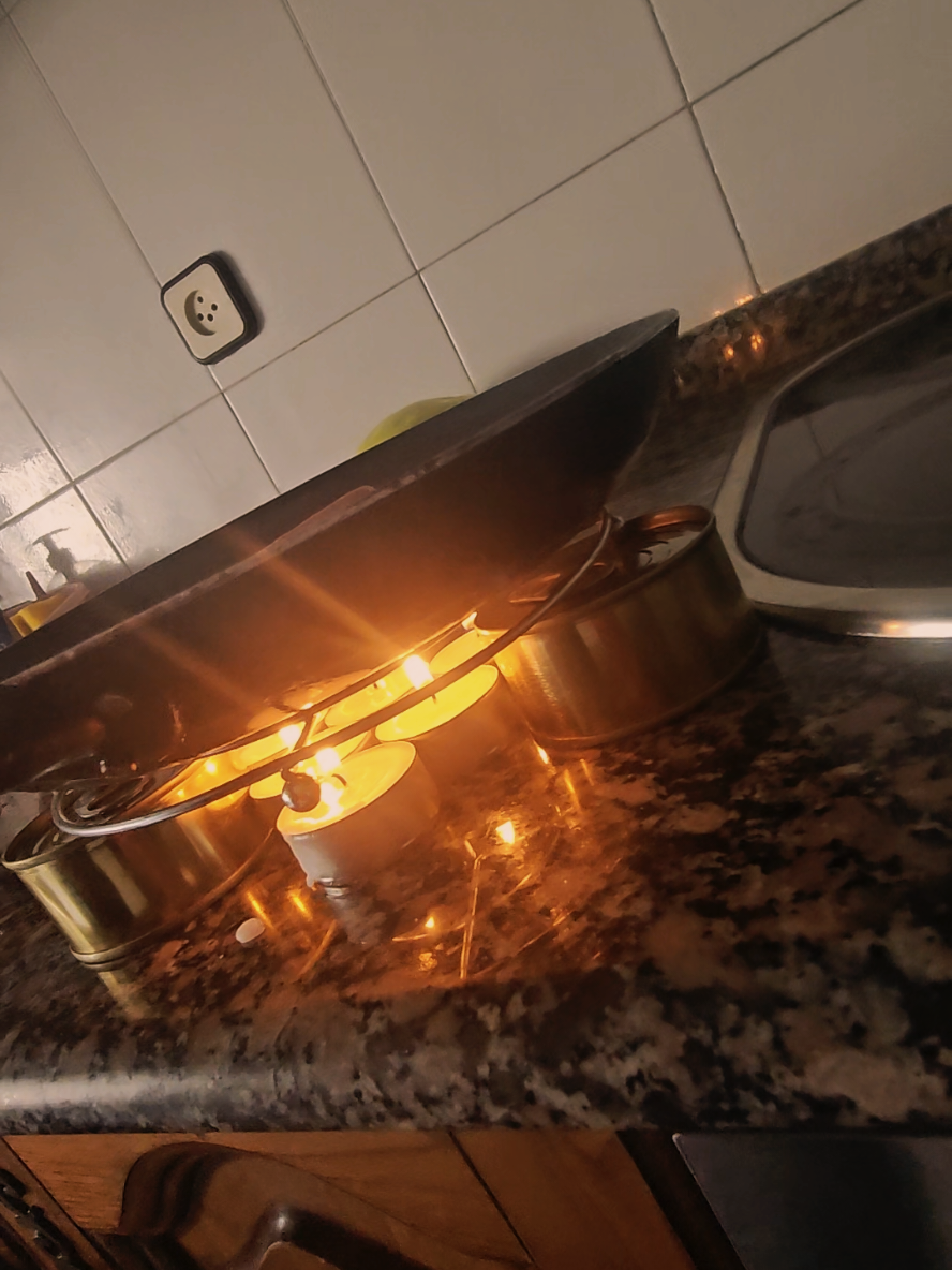 Dime que eres Venezolano sin decirme que eres Venezolano 🇻🇪🤣 !!! #Apagón #España #Galicia #Luz #Sinluz #28abril #2025 #parati #viral #foryou #hambre #hotdog #perrito #velas #linternas #oscuridad 