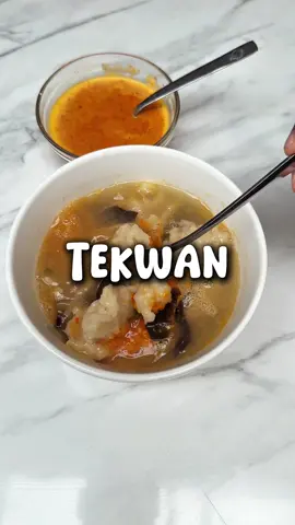 TEKWAN resep by @Dinda Alamanda  ---------- 100 gr Kepala udang utk bikin air kaldu 1,5liter Air 300 gr Tenggiri giling 150 ml Air Es 3 sdt Garam 2 sdt Gula 1 sdt Merica 200 gr Sagu Tani 1,5 liter Air kaldu Udang 7 siung Bawang putih 4 siung Bawang merah 1 sdm Ebi kering 1 sdt Merica 1 sdt Ketumbar bubuk 1/4 sdt Pala bubuk 1/4 sdt Kayu manis bubuk 1 genggam Jamur kuping 1 genggam Bengkoang #reseptekwan #tekwan #makananpalembang #resepbymelatiherman #melatiherman 