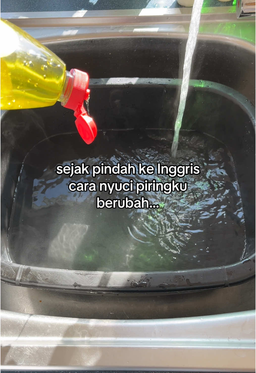 Ada yang cara nyuci piringnya sama? Agak aneh awal-awal liat suami pake cara ini 😂 btw sebelumnya piring2 dkk dibilas dulu yak