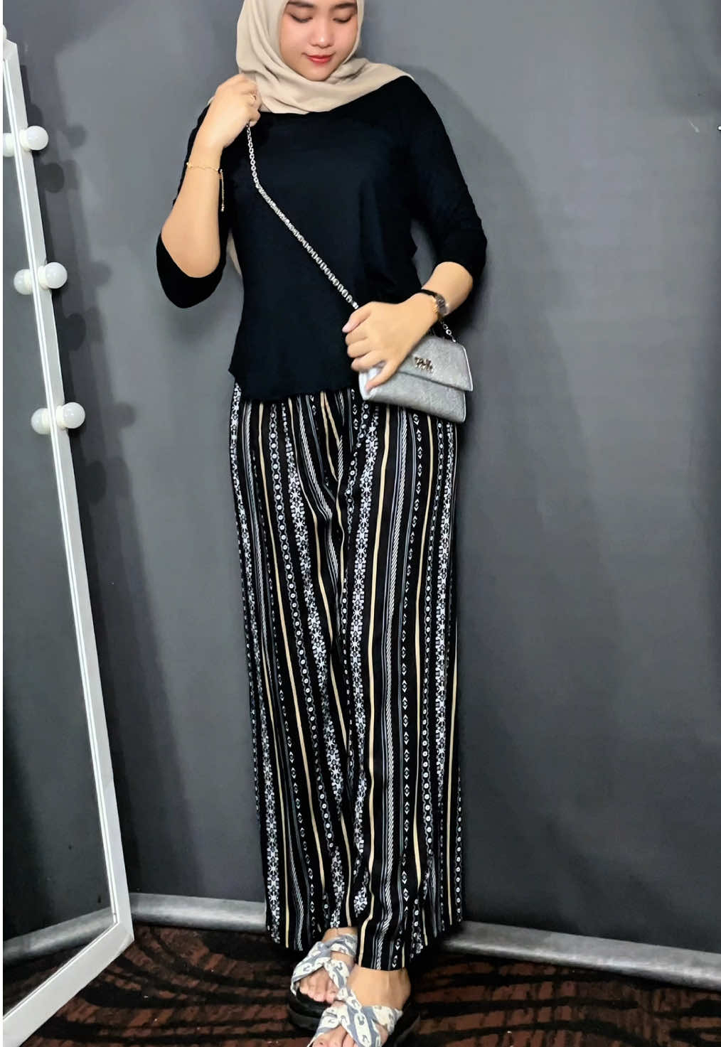 Pilihan motif celana banyak banget#celana #celanapanjang #ootdhijab #ootdsimple #inspirasioutfit #fashiontiktok #fashion 
