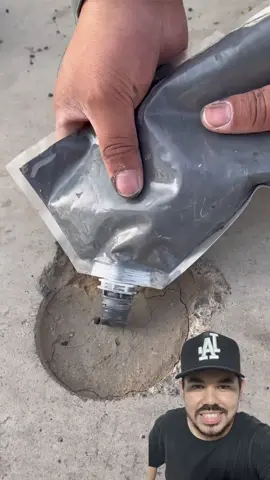 🔎 Descubrimos esta solución para reparar grietas de forma rápida y práctica. 🛠️ Cemento líquido que se aplica directamente, sin mezclas ni complicaciones. 🏠 Ideal para arreglar pisos, paredes o cualquier superficie dañada de manera sencilla y duradera. ¿Ya habías visto algo así? 👀 #hogar #reparaciones #bricolaje #soluciones