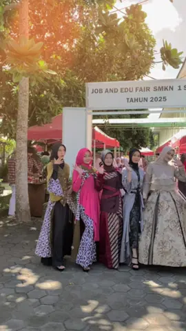 Fashion Show Busana dalam memeriahkan acara Job and Edu Fair SMKN 1 Sewon smkbisa #smksiap #smkbisasmkhebat #smkhits #smkkekinian #smkjogja #pelajar #kewirausahaan #busana #smktatabusana #fashion #fashiondesigner 