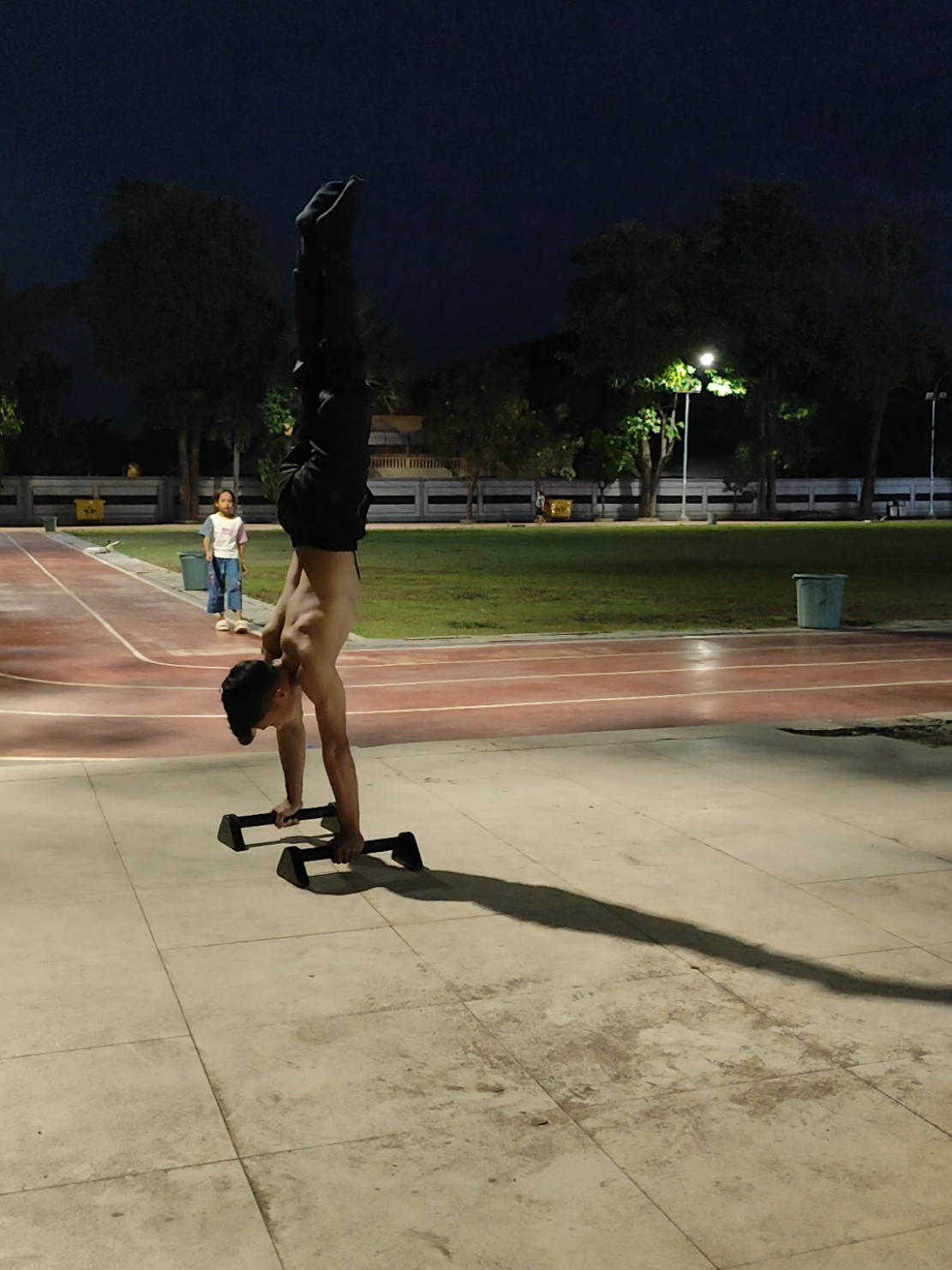 apa yang buat kalian kesulitan buat ngelakuin handstand?  #fyp #handstand #calisthenics #nightworkout #kalistenik #workout #handstandpushup #gortuban #calestenia 