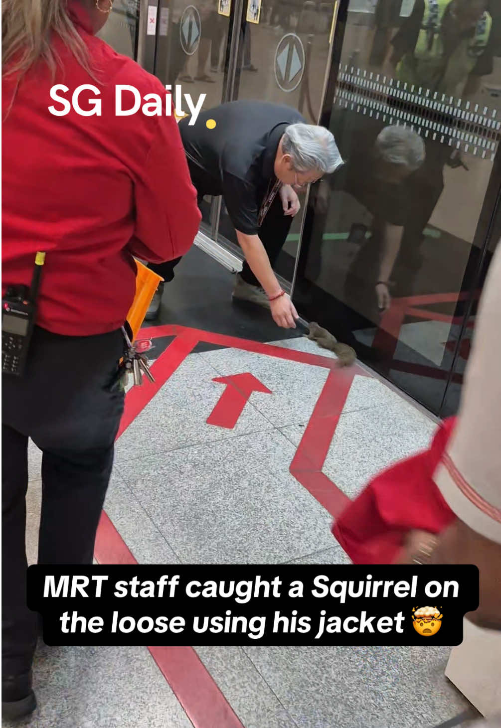 But how? 🤯 #sgviral #sgnews #singaporetiktok #sgfyp #sglife #singapore🇸🇬 #sgdaily #smrt #mrt video cr: zoey xiying 