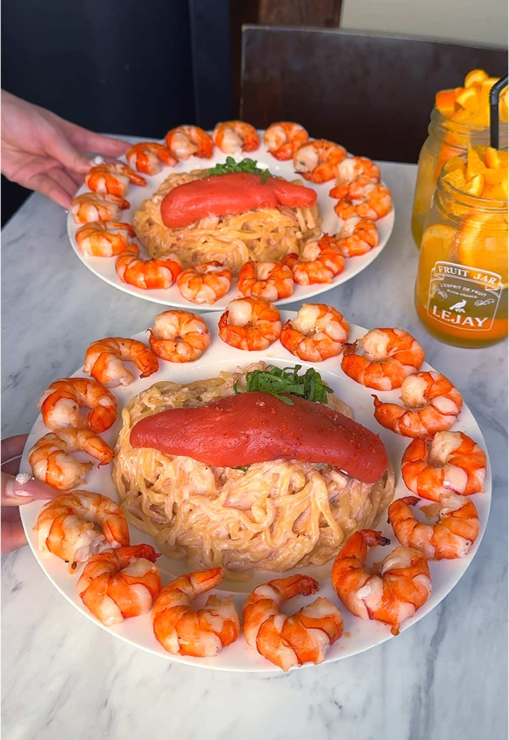 巨大チーズの上で作る丸ごと明太子クリームパスタ🍝🧀 12キロの巨大チーズの上に熱々の明太子クリームパスタを乗せ、チーズと絡めながら目の前で仕上げてくれるボリューム満点の一品！ お皿のまわりにはこんがり焼いたエビが敷き詰められていて濃厚な明太子クリームパスタと相性ばっちりな組み合わせだった🦐 📍新宿「Ark2nd」 #東京グルメ #東京ランチ #新宿グルメ #新宿ランチ #cheese #tokyo