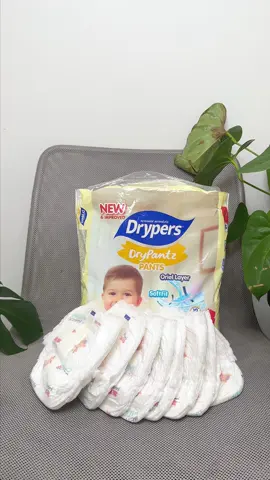🩲 Drypers DryPantz = Happy bum, happy baby! ✨ Soft, stretchy waistband = no red marks 💨 Thin & breathable = cool, comfy days 🌙 10H dryness = sleep all night 🚫💦 Double cuffs = no leaks 🗑️ Easy tape = clean-up in a snap! Fits from M to 4XL — for every little mover! 🏃‍♂️👶 #DrypersMalaysia #DrypersDrypantz